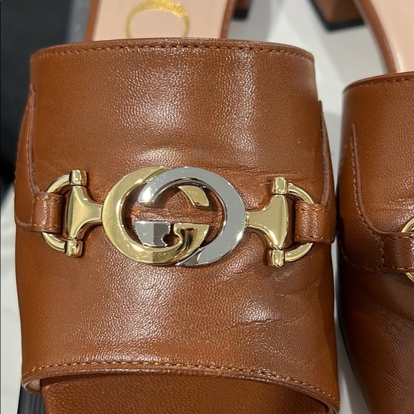 Gently used GG Zumi 25 square toe slide.
Interlocking GG logo in gold & silver. - Picture 4 of 6